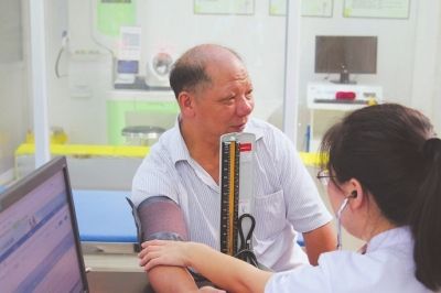 公办卫生所里，医生为群众诊疗。